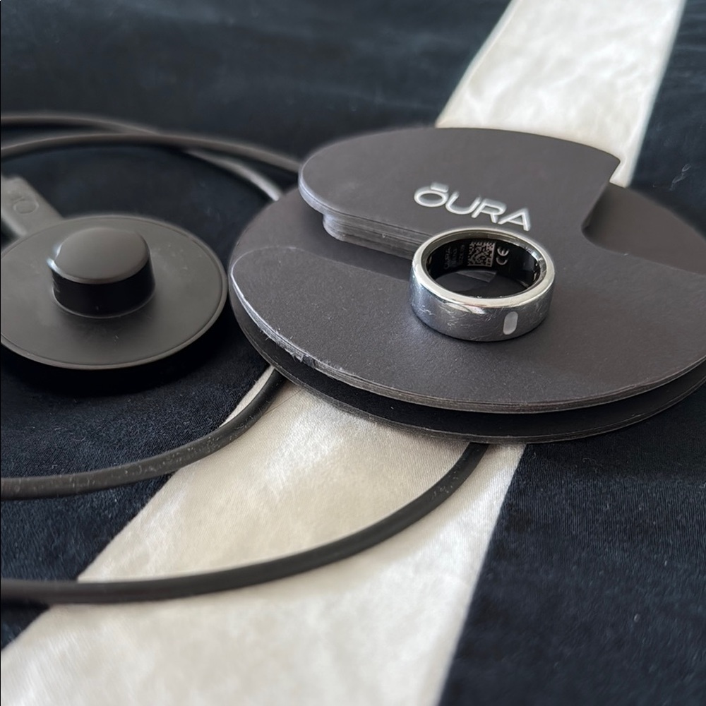 Oura Metallic Ring with Charging Base